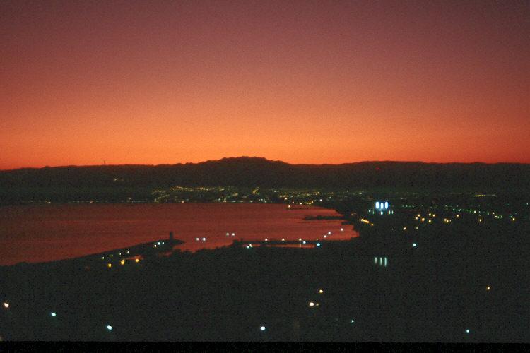 Aqaba und Eilat kurz nach Sonnenuntergang