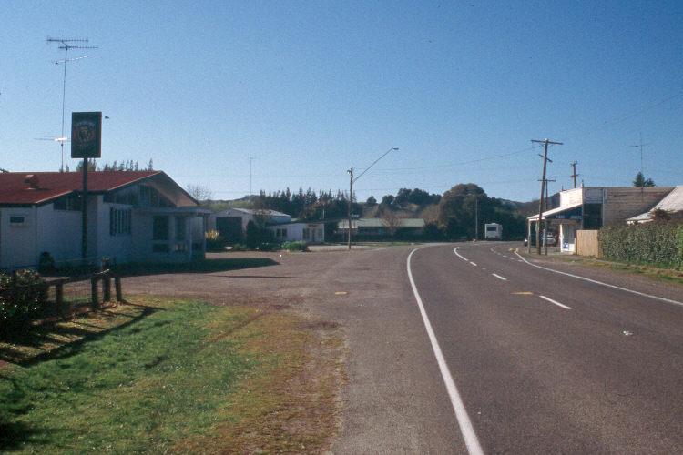 Einsam in Frasertown - eine Strasse, ein paar Huser und links die Frasertown Tavern